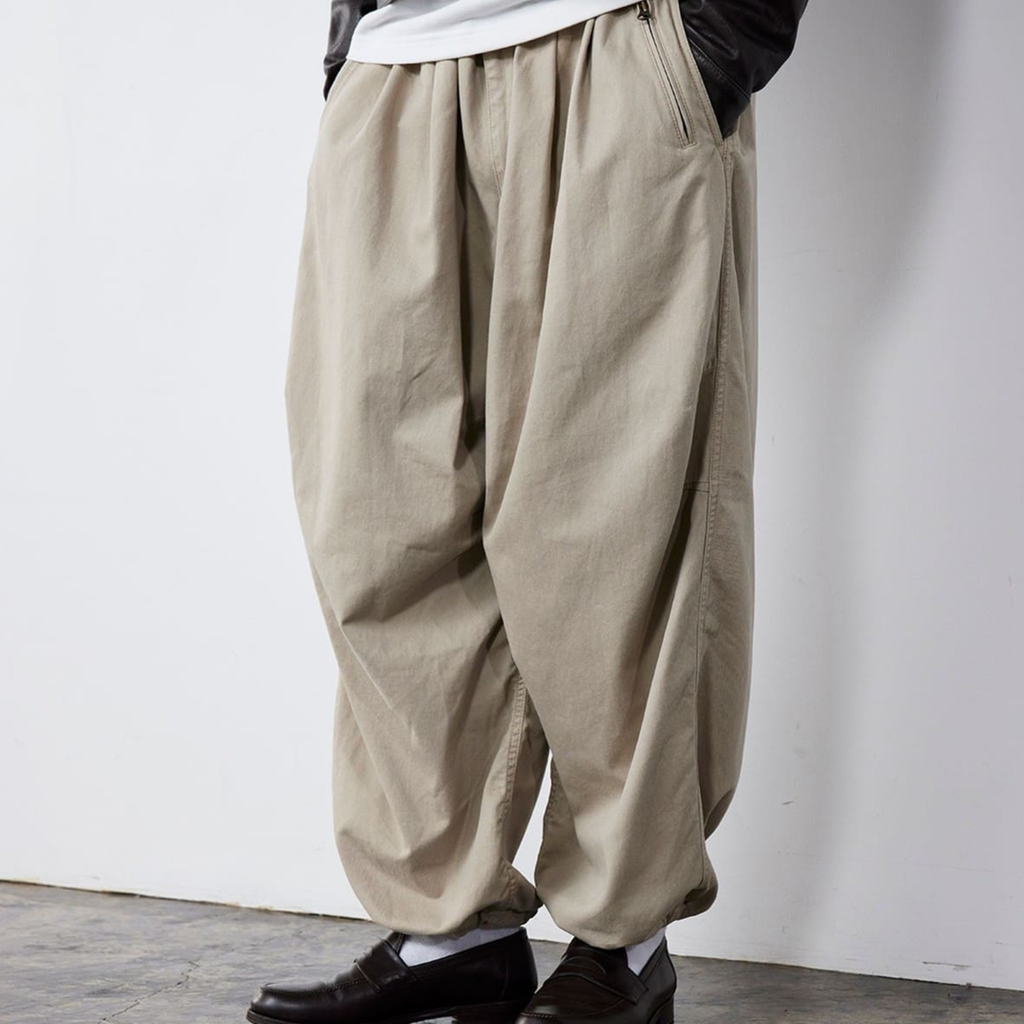 BALLOON CHINO - BEAMS pantalon large ceinture ajustable beige face porté